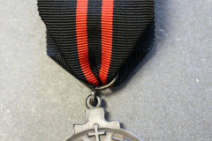 15.-Talvisodan-muistomitali-ulkomaalaisille-vapaaehtoisille-takaa