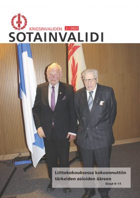 Lehden kansikuva, jossa kaksi sotainvalidia seisoo Suomen- ja sotainvalidien lippujen edessä liittokokouksessa. 